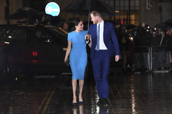 Pensamientos suicidas, racismo e infidelidades: los escándalos de la familia real británica