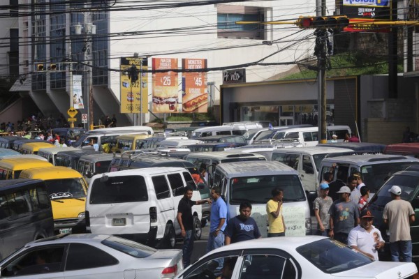 'Rapiditos” ilegales exigen con protesta permiso para operar