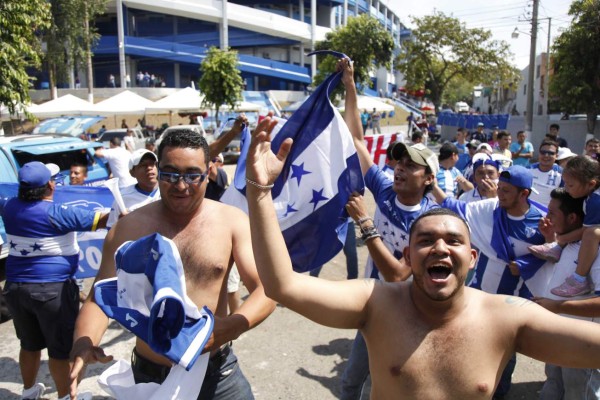 Espectacular ambiente de hondureños en El Salvador