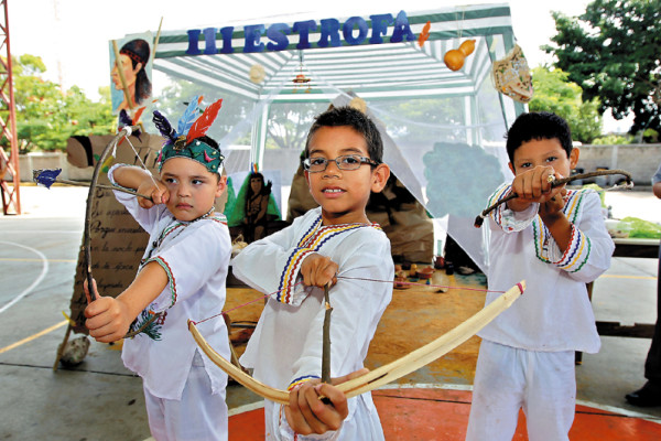 Estudiantes dramatizan el Himno Nacional