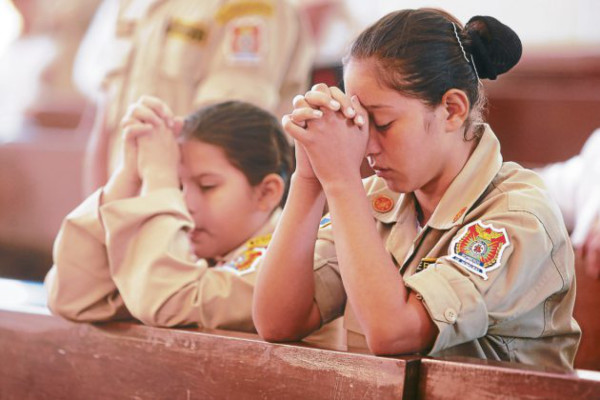 Bomberos se postraron ante altar de Suyapa
