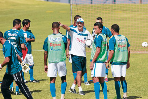 DT de Honduras trabaja horas extras en la definición