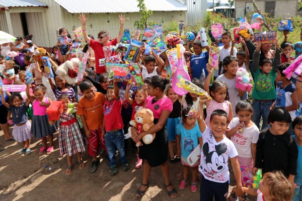 Niños de Santa Clara ofrecen plegarias de agradecimiento al recibir juguetes
