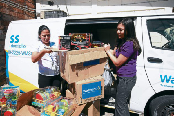 Santa hizo un pedido de juguetes en Walmart
