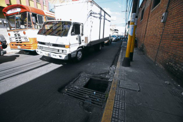 Solicitan reparación de tragante sin tapadera