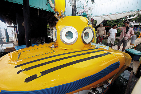 Submarino explora entrañas de Roatán