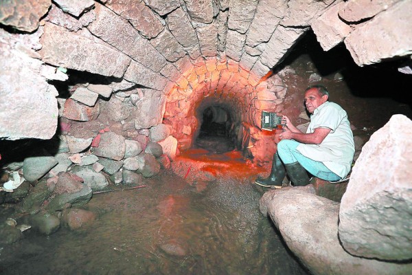 En riesgo 12 personas por enorme cavidad bajo casa