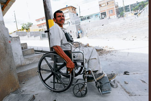 Hondureño clama por una silla de ruedas