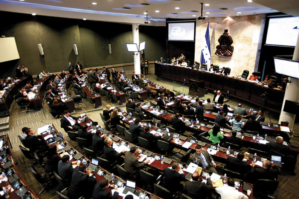 150 diputados buscan hacer 'roncha” en el CN