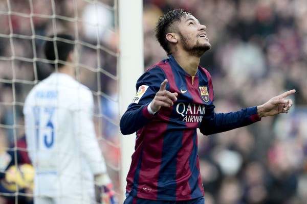 Triplete de Messi permite al Barcelona seguir al acecho del Real Madrid