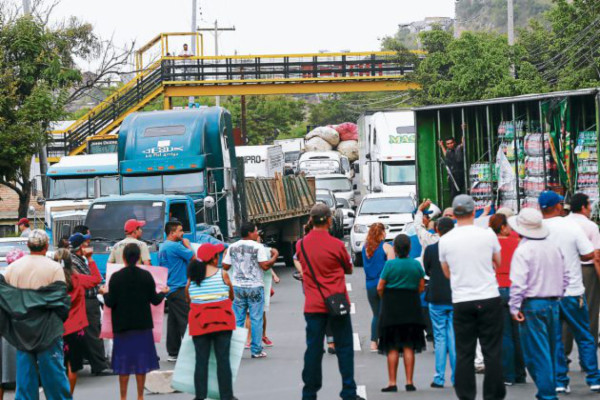 Vecinos reanudan vieja demanda de pavimentación