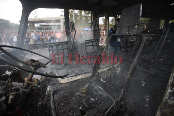 Las impactantes imágenes que dejó el incendio de tres buses rapiditos enfrente de la UNAH