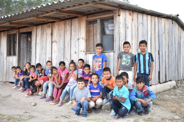 En troncos reciben clases los niños de la Escuela El Zurzular