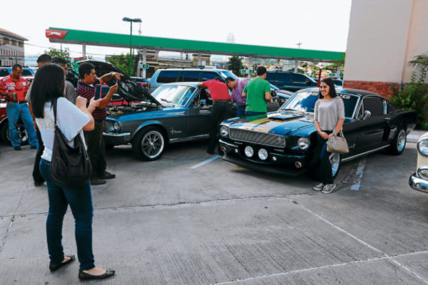 Ayudantes de Santa viajarán este año en autos clásicos