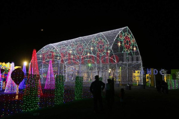 FOTOS: Luces, color y alegría en la Villa Navideña de Tegucigalpa