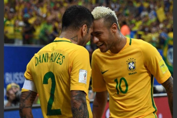 Dani Alves y Neymar viajan juntos hacia Rosario, Argentina, para la boda de Leo Messi