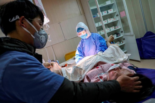 China reporta otros 30 muertos por coronavirus y aumento de casos confirmados