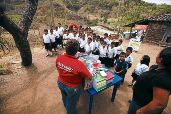 La misión de entregar útiles nos puso a El Común en el camino