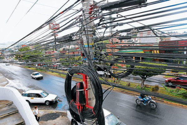 Marañas de cables permanecen intactas en Tegucigalpa