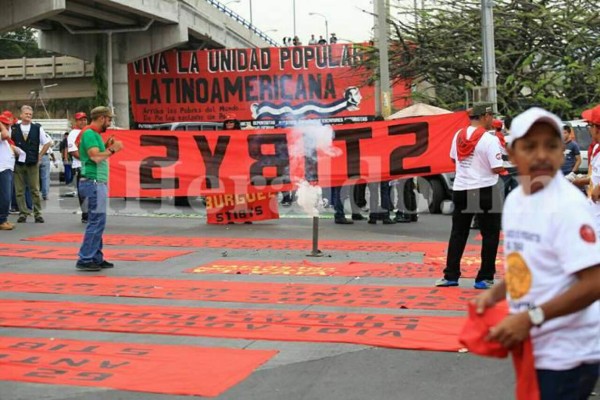 Cierra marcha del Día de los Trabajadores con condena al saqueo de instituciones y política migratoria de Trump