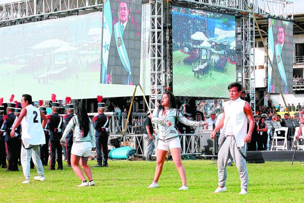 Fiesta azul en toma de posesión de Juan Orlando Hernández