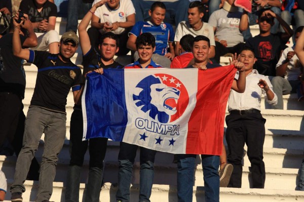 Ambientazo en el Nacional previo al duelo entre Olimpia y Herediano