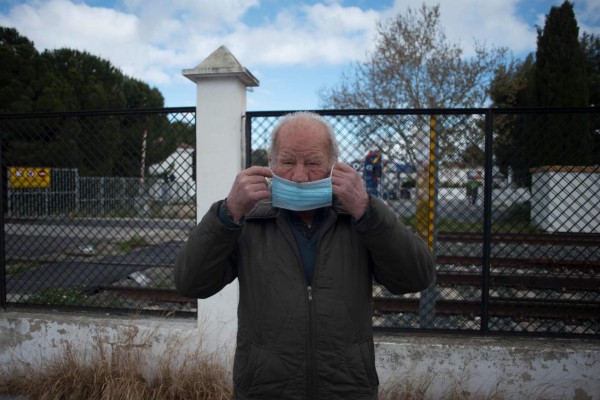 FOTOS: Con cautela, España retoma labores por baja en muertes de Covid-19