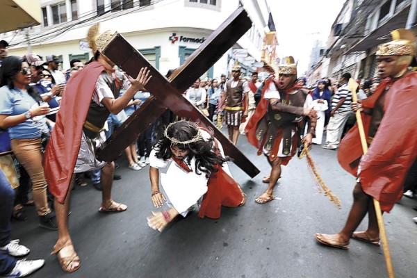 Fe y devoción de hondureños en solemne procesión del Vía Crucis