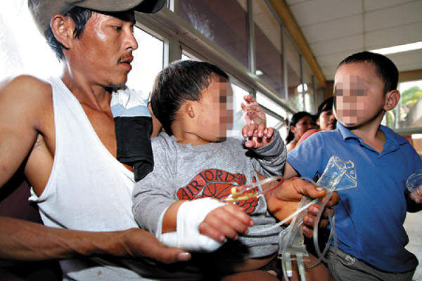 Niño perdido en montaña sobrevivió durmiendo en las piedras