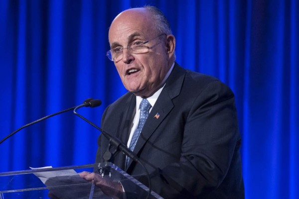 Giuliani: Obama no quiere a EE UU