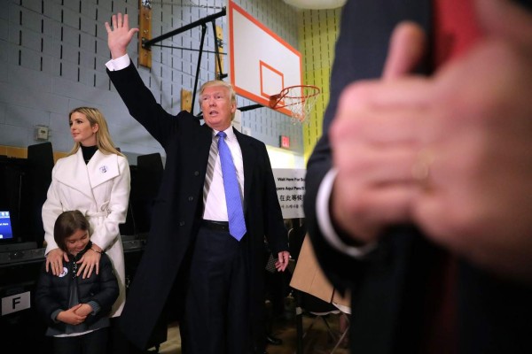 Trump votó entre abucheos, Clinton espera su victoria