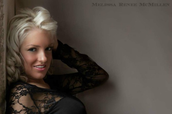 Facebook: Así responde madre denunciada por fotos mientras amamanta