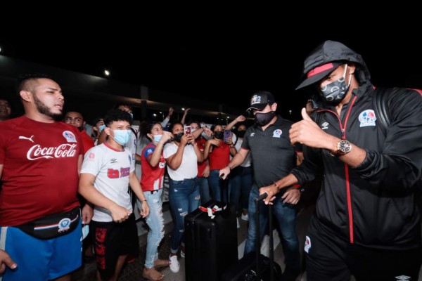 Locura desató Olimpia al arribar al aeropuerto Ramón Villeda Morales  