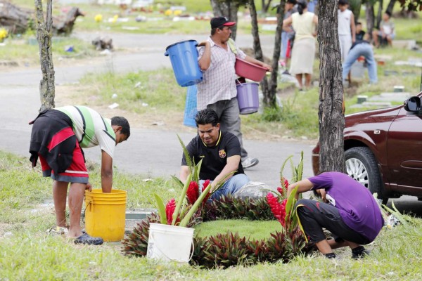 Honduras: Un millón de personas honran a sus muertos en el Día de Difuntos