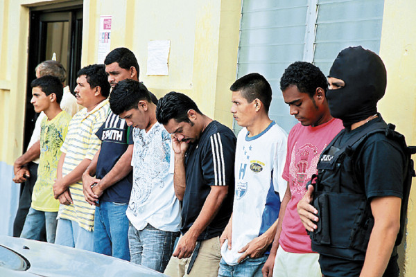 Policía recupera diez viviendas ocupadas por pandilleros en la capital de Honduras