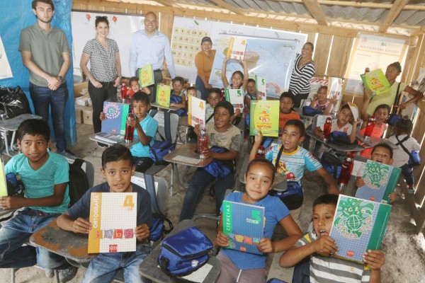 Los estudiantes, docentes y donantes posan alegres para el lente de EL HERALDO. Fotos: Efraín Salgado/EL HERALDO.