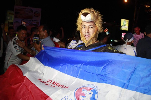 Aficionados olimpistas celebran en las calles