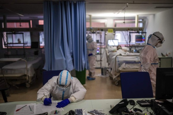 Miembros de un equipo médico trabajan en la Unidad de Cuidados Intensivos de covid-19 en el hospital Severo Ochoa de Leganés, a las afueras de Madrid, España, el viernes 9 de octubre de 2020. Foto: AP