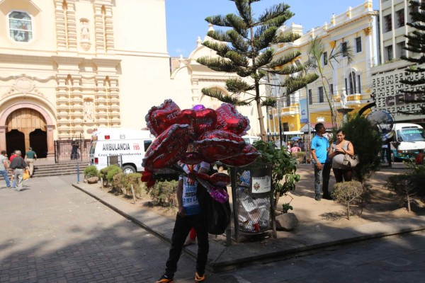 Ambiente festivo en el centro de Tegucigalpa con miras al Día de la Madre