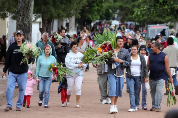 Hondureños rinden tributo a sus familiares ausentes