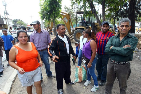 Quitan vendedores por megarrotonda
