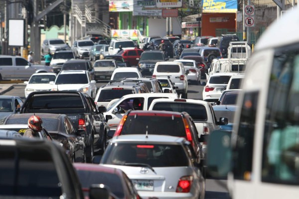 Unos 20 días al año pasan capitalinos en el tráfico vial
