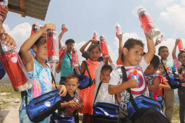 Alumnos de El Zurzular reciben material didáctico