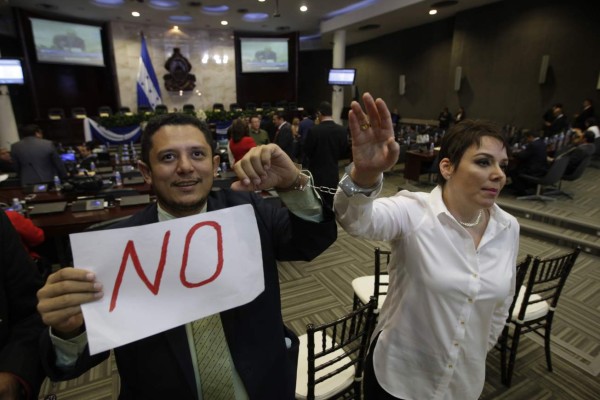 Edgardo Casaña y Beatriz Valle se esposaron previo al inicio de sesión para manifestar su oposición a la elección de una nueva CSJ (Foto: Fredy Rodríguez).