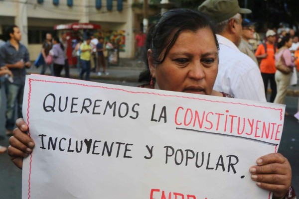 Libre y la Resistencia protestan en las afueras del Congreso