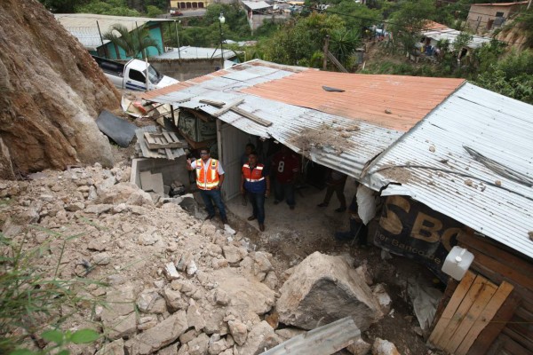 Un muro de piedras se vino abajo en El Hoyo de la colonia Los Pinos. Foto: Efraín Salgado/EL HERALDO.