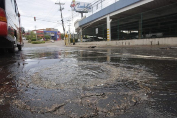 Lluvia deja ríos de aguas negras en colonias, calles y bulevares