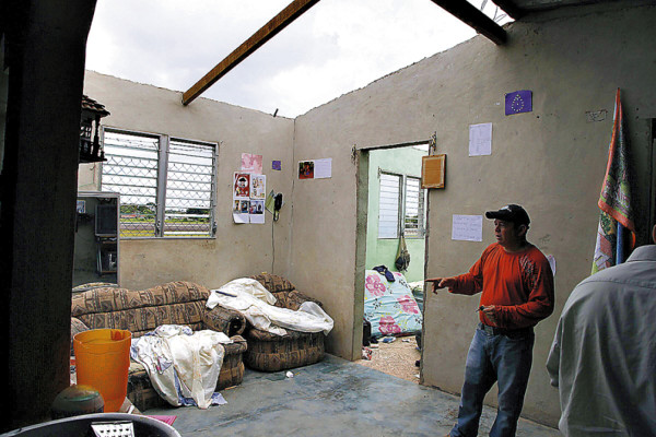 Turbina de avión semidestruye casa