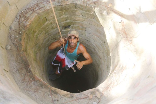 'Joche”, el hombre que desafía las profundidades para buscar agua