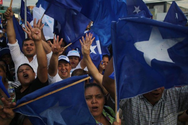 Nacionalistas marchan a favor de Juan Orlando Hernández bajo la consigna 'Victoria Total'